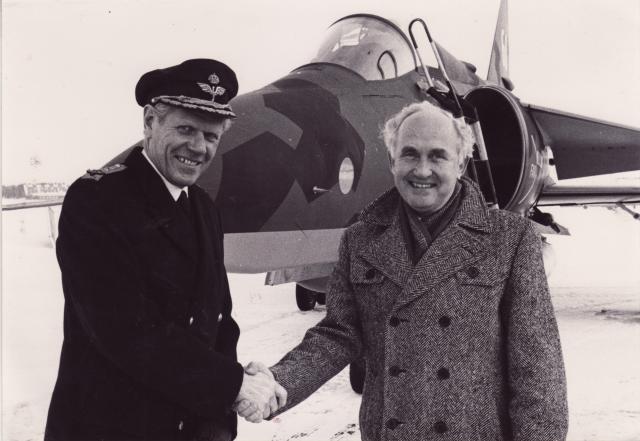 Piloot W had voor mijnheer K een pakje meegebracht uit Colombia en daarvoor kreeg hij een royale vergoeding. Er zijn nog dankbare mensen!